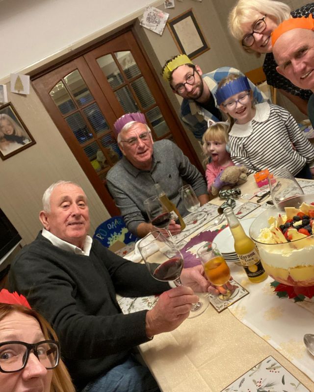 I’m not the best at a group selfie it seems!! 🤣🤣

Happy Christmas!!